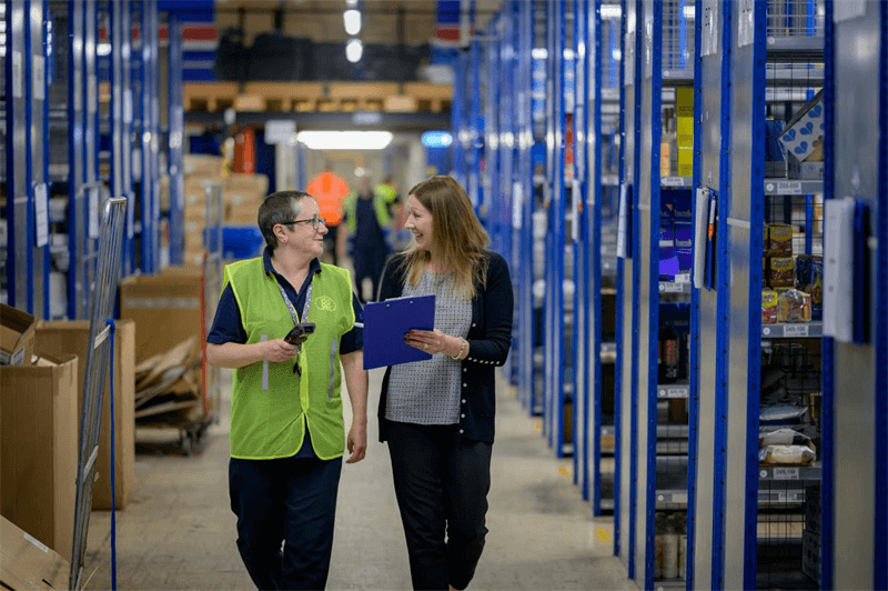 Warehouse worker using סורק ברקוד